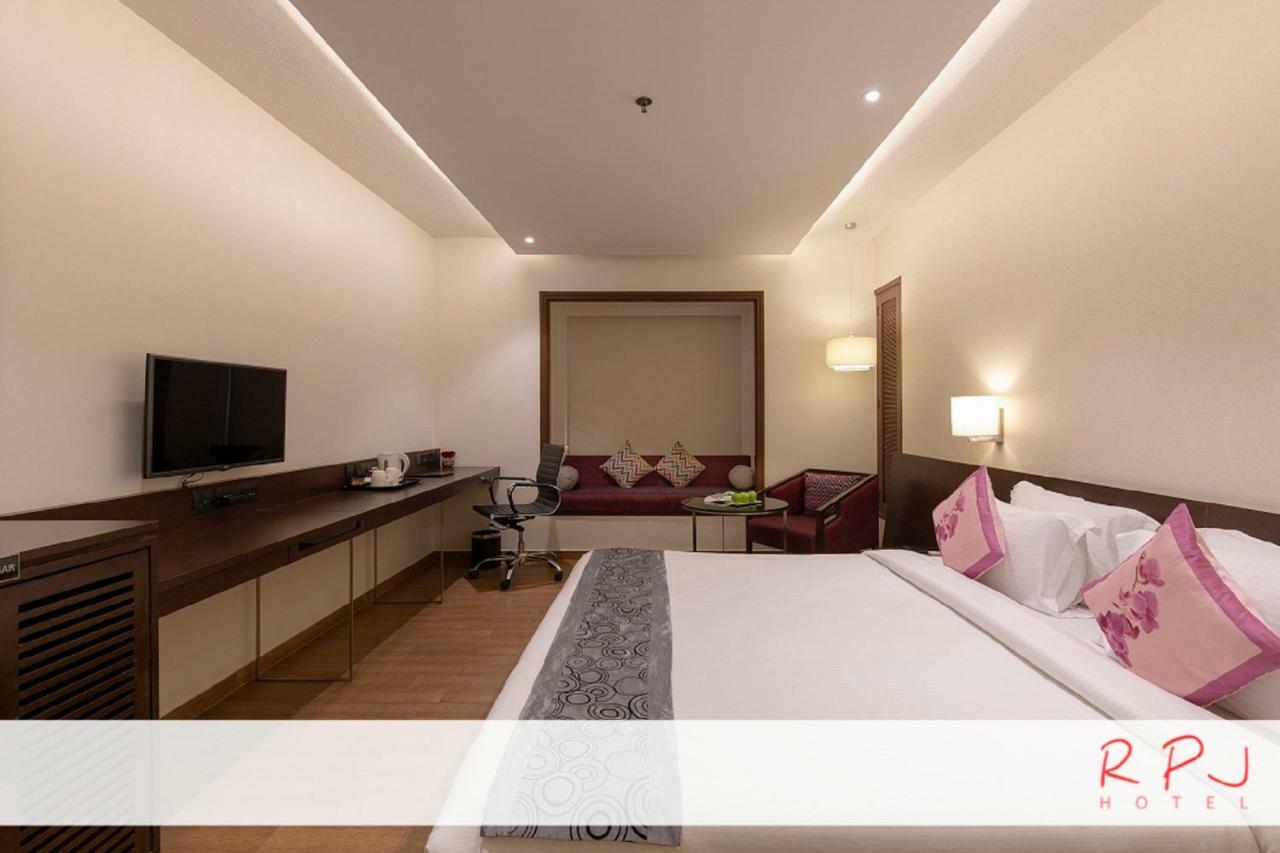 Rpj Hotel Rajkot Exterior foto